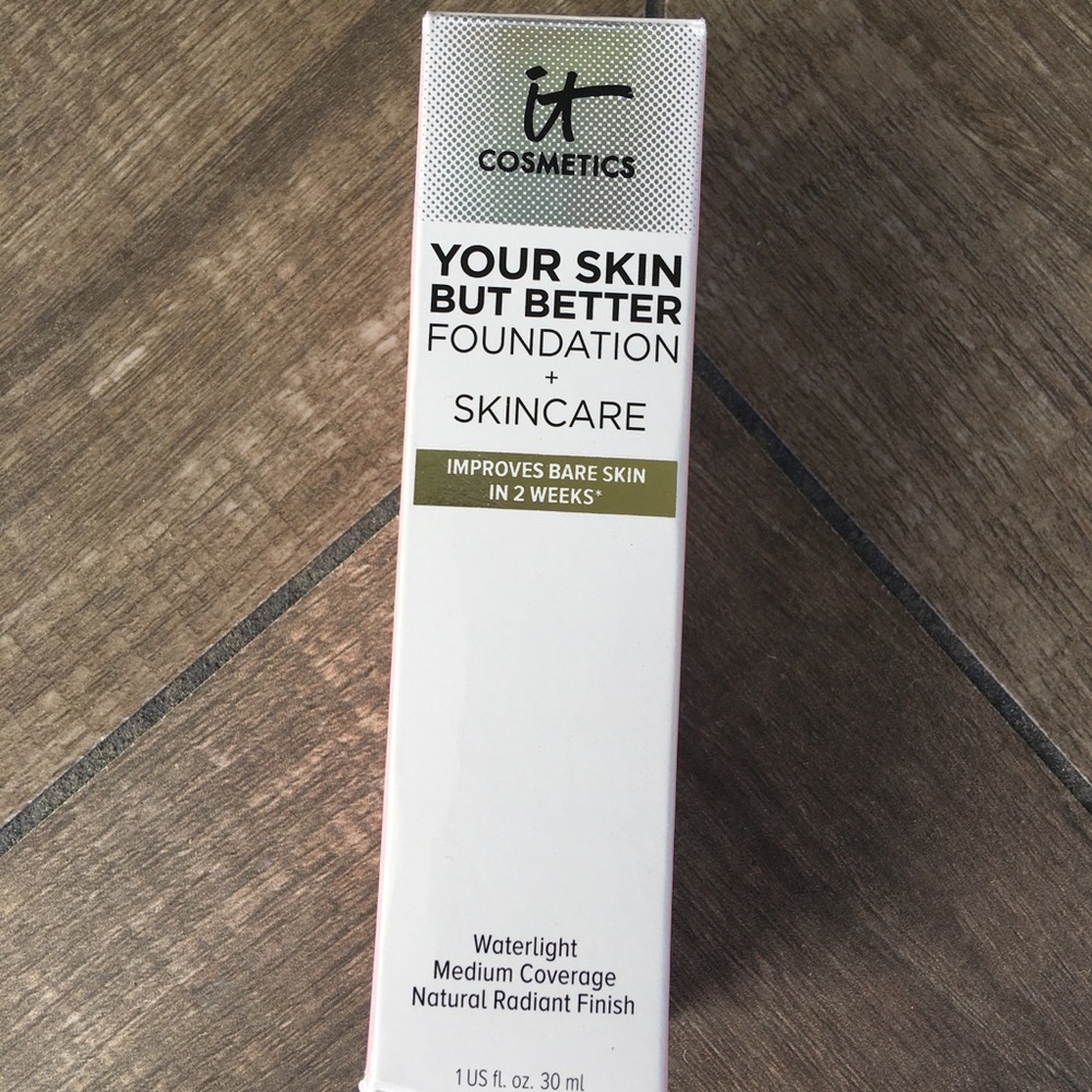 IT Foundation. 1 oz. Fair Warm 10. 1 pump used.